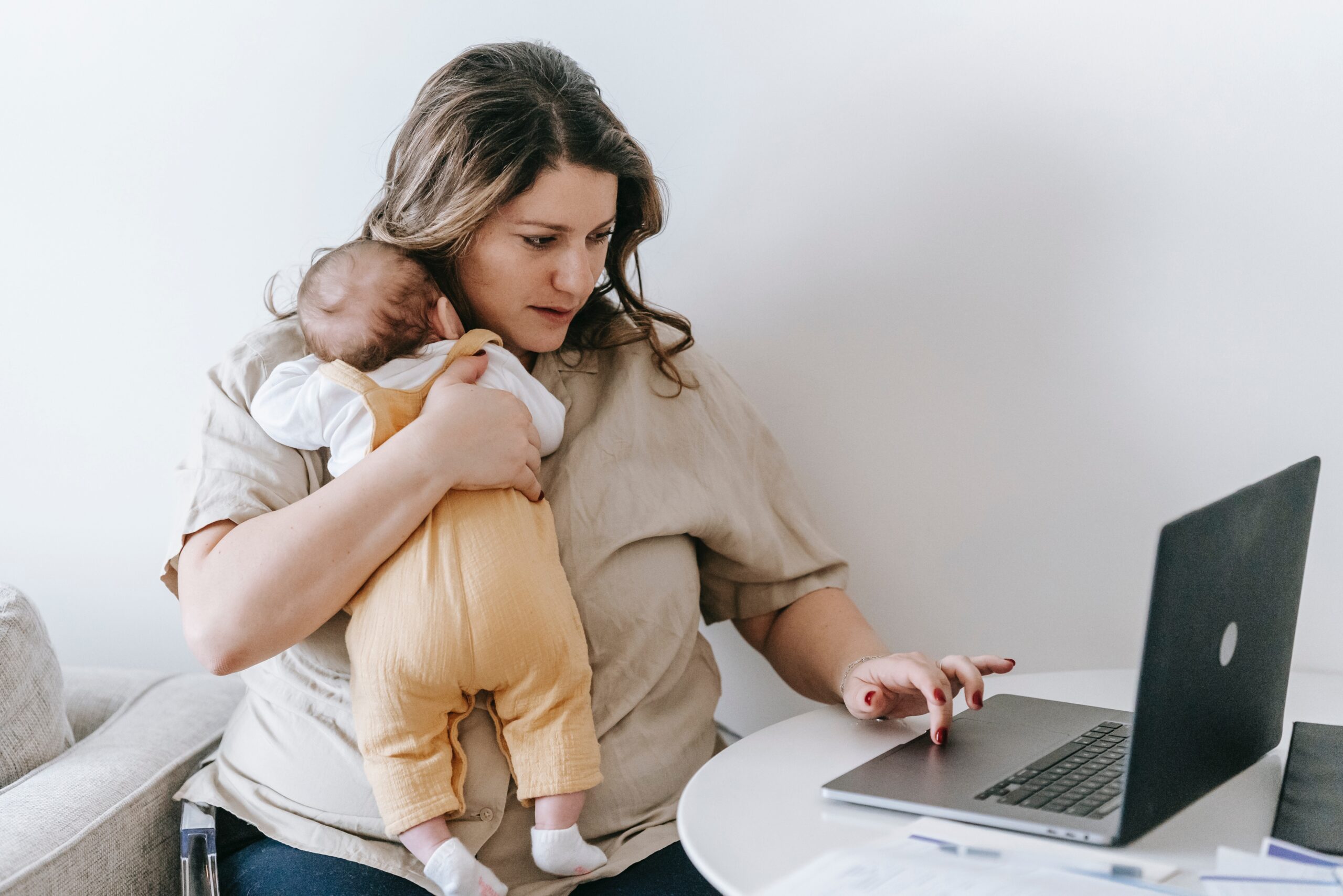 žena praktikující multitasking