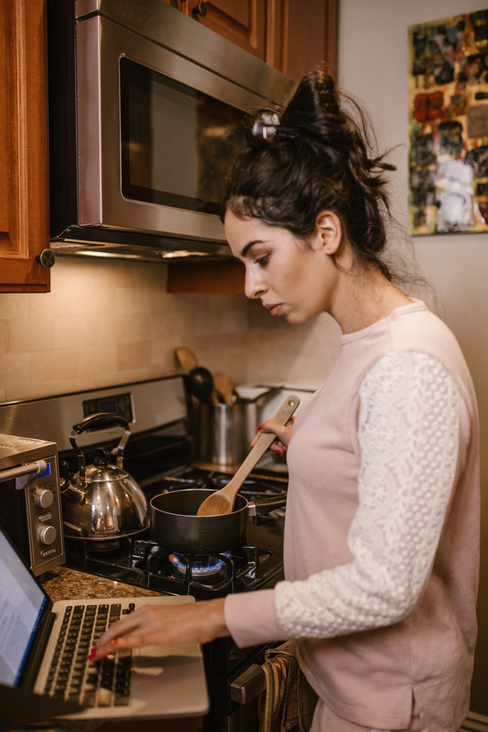 žena praktikující multitasking